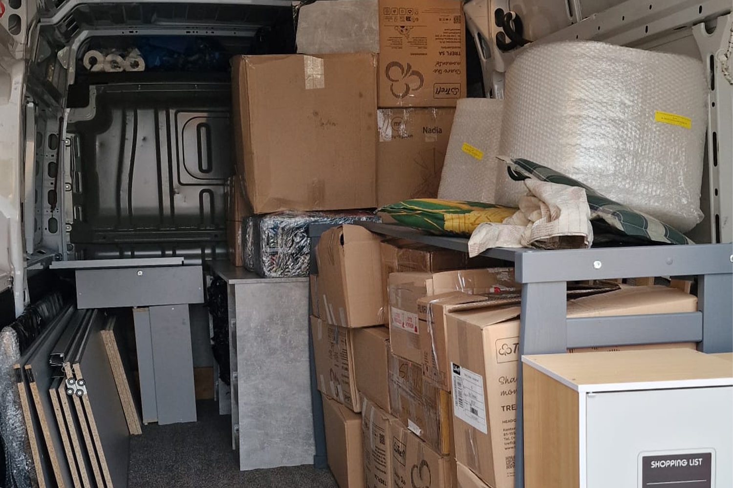 Bus załadowany meblami i kartonami