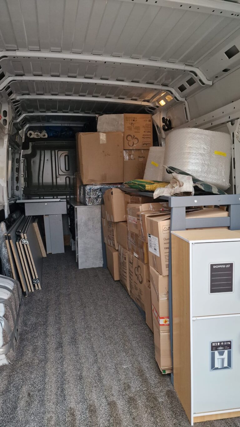 Bus załadowany meblami i kartonami