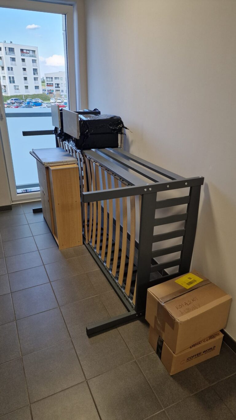 Łóżko położone na bok, przygotowane do transportu