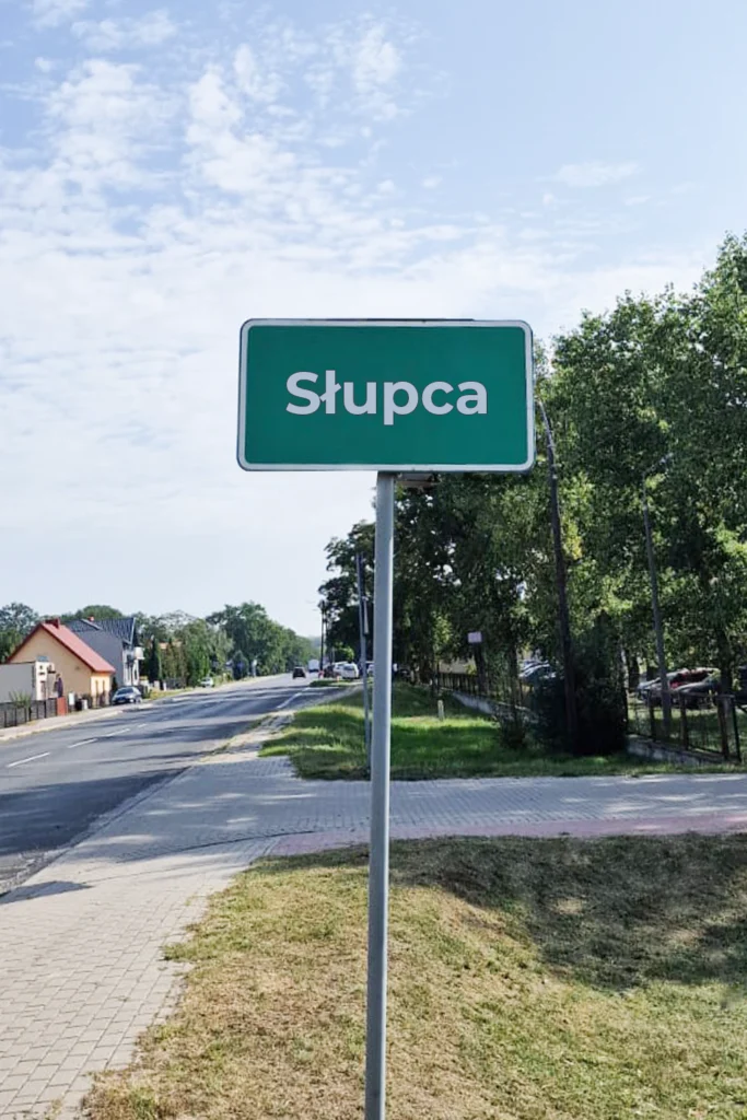 znak drogowym z napisem SŁUPCA